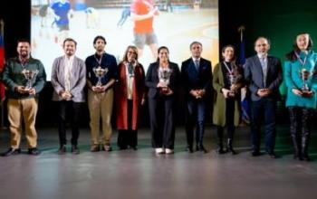 Autoridades del plantel y el ministro del deporte don Jaime Pizarro.