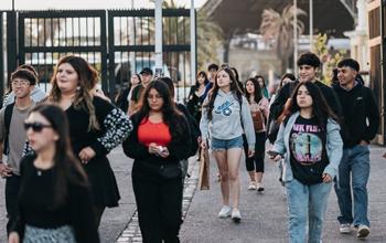 Personas caminando en la universidad.