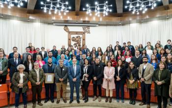 Autoridades y funcionariado en general posan al centro del Salón de Honor al finalizar la ceremonia