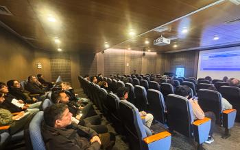 Auditorio Eduardo Morales, con personas sentadas viendo la charla sobre subsidios habitacionales del SERVIU