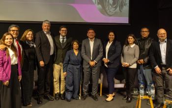Grupo de participantes en el seminario posan para la foto