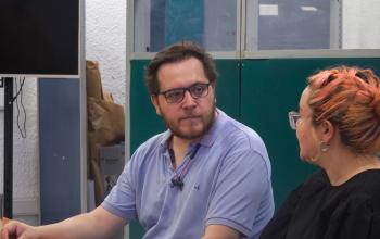 Profesor de Ingeniería junto a profesional del DIDD preparan la entrevista a un postulante