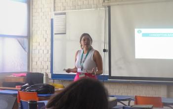 Susann Jimenez impartiendo charla a estudiantes