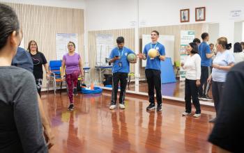 Sala de espejos con participantes en taller de ejercicios