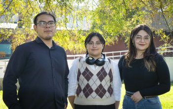 Tres estudiantes posando en las afueras del PLanetario