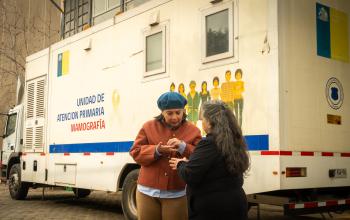 Vicerrectora frente a movil de mamografías
