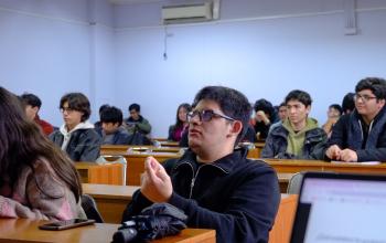 Estudiante sordo, joaquín Berríos, en su sala de clases
