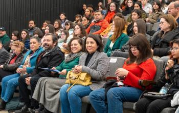 Vicerrectora en el auditorio con público