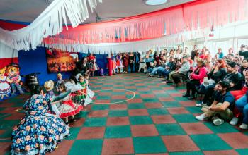 Salón de jardín infantil con niñeces bailando