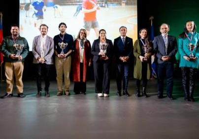 Autoridades del plantel y el ministro del deporte don Jaime Pizarro.