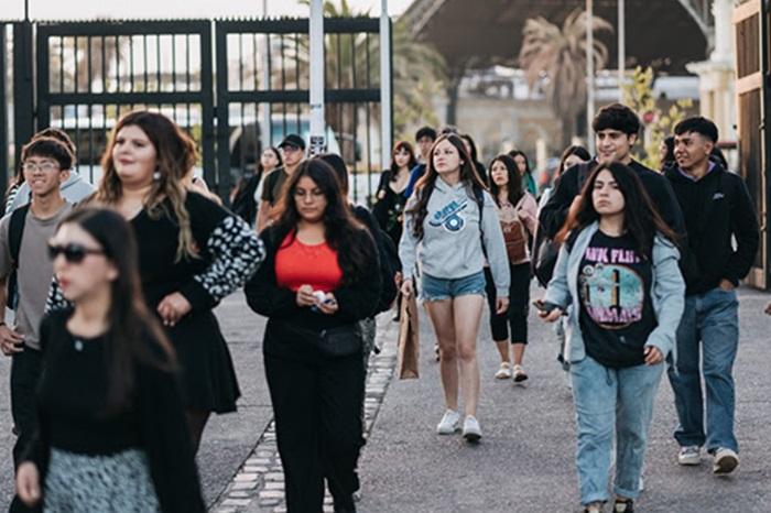 Personas caminando en la universidad.