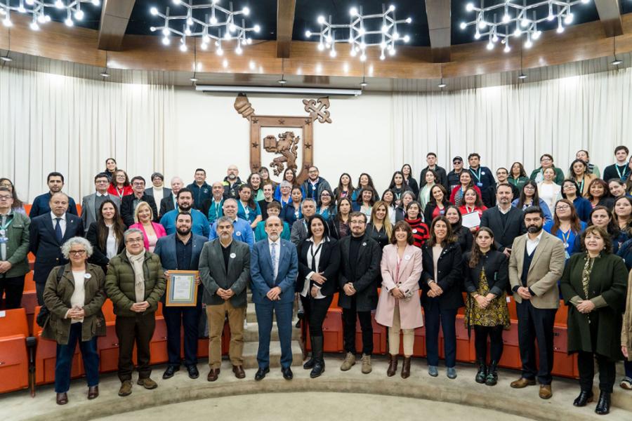 Autoridades y funcionariado en general posan al centro del Salón de Honor al finalizar la ceremonia
