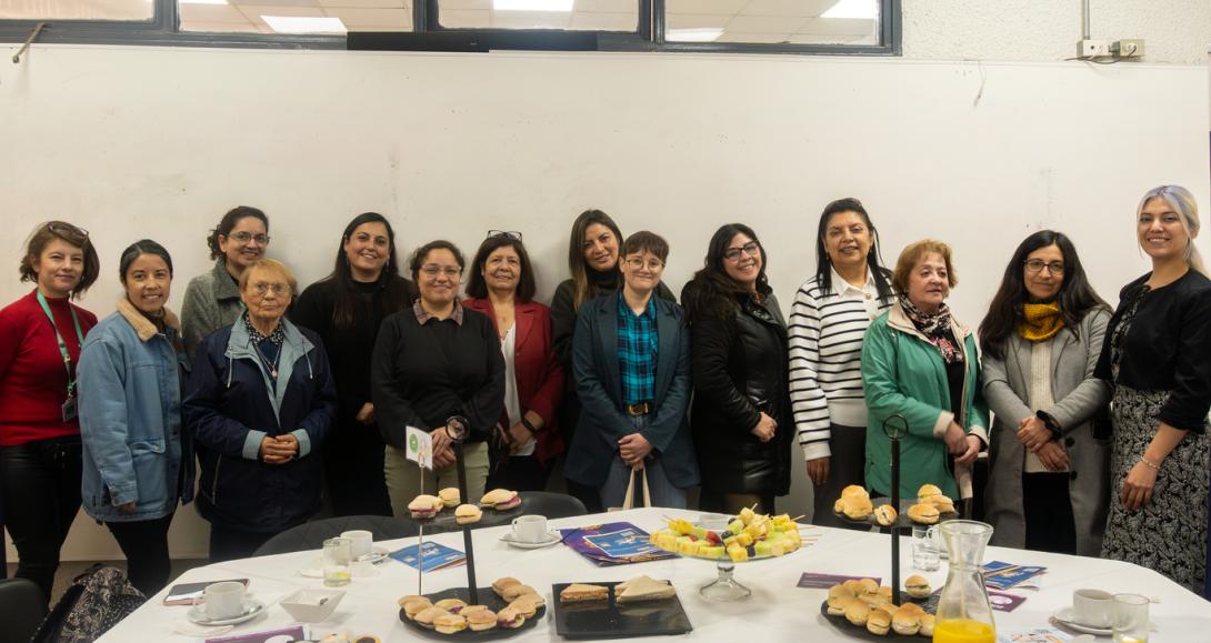 Grupo de mujeres en ciencias posa detras de la mesa donde compartieron un desayuno para proyectar el rol femenino en las ciencias.