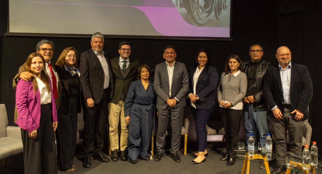 Grupo de participantes en el seminario posan para la foto
