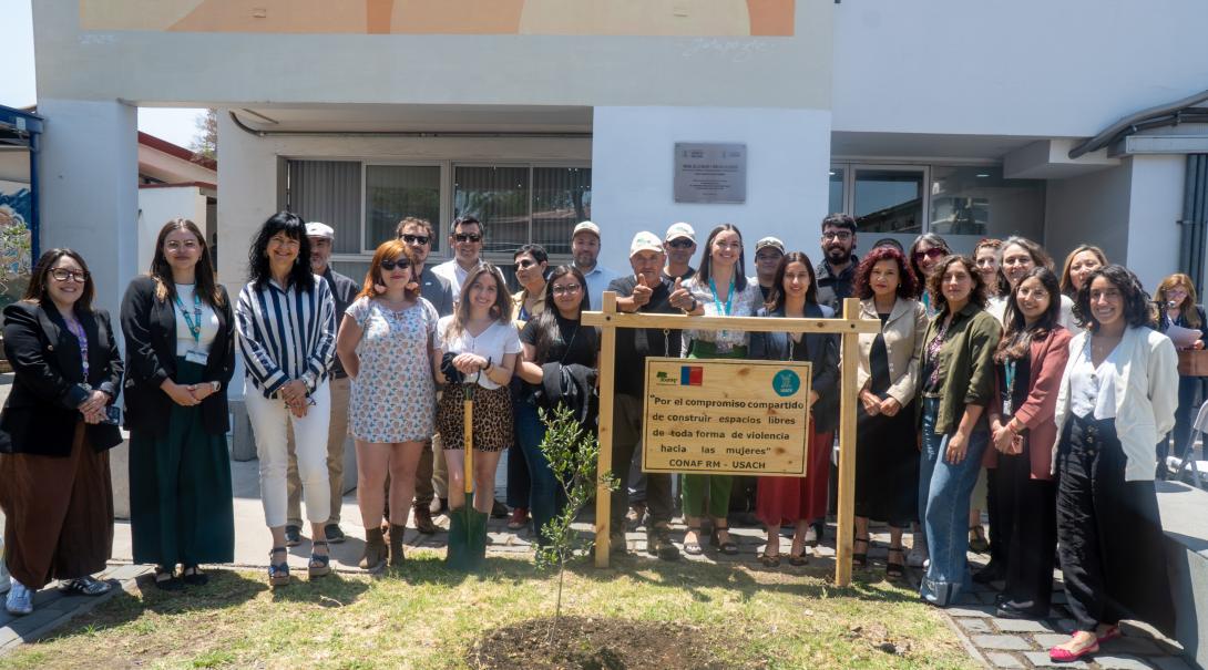 Grupo de autoridades plantó un árbol nativo en el patio de la mujer en la Usach