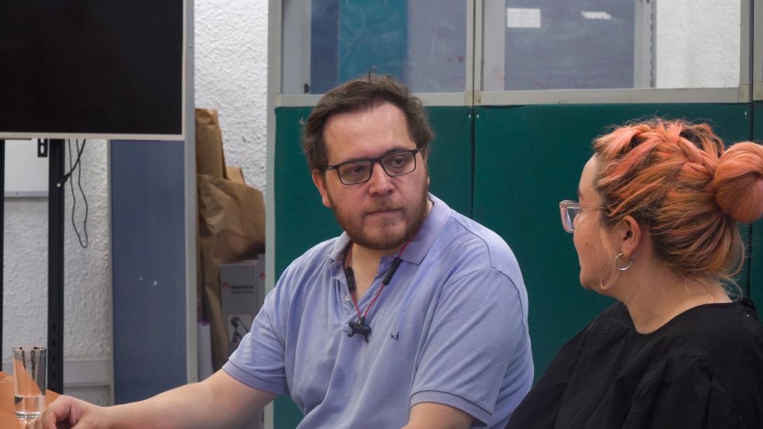 Profesor de Ingeniería junto a profesional del DIDD preparan la entrevista a un postulante