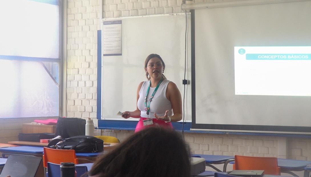 Susann Jimenez impartiendo charla a estudiantes