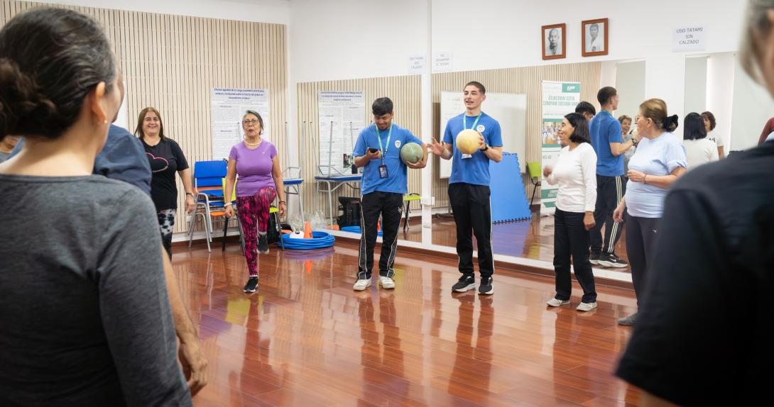 Sala de espejos con participantes en taller de ejercicios