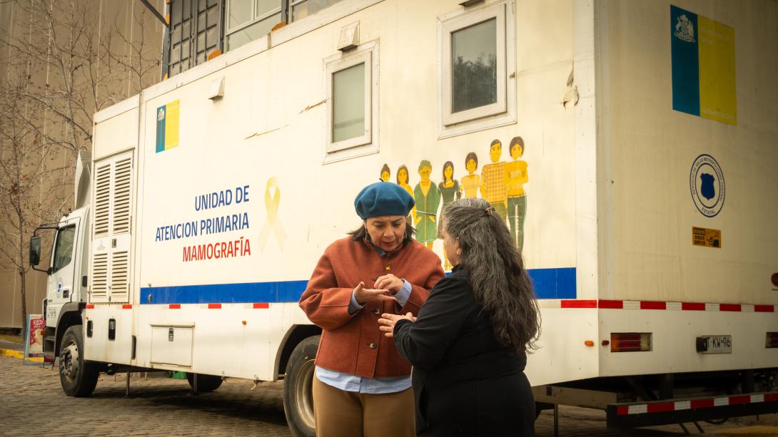 Vicerrectora frente a movil de mamografías