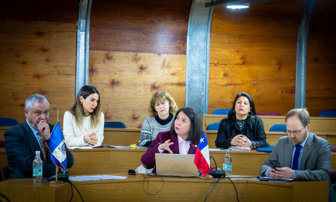 Vicerrectora expone ante el consejo superior acompañada del Rector