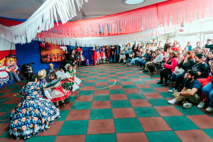 Salón de jardín infantil con niñeces bailando